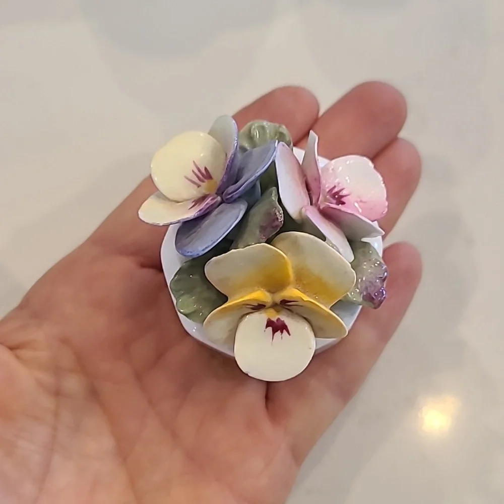 Elegant Floral Vase Set with Gold Accents